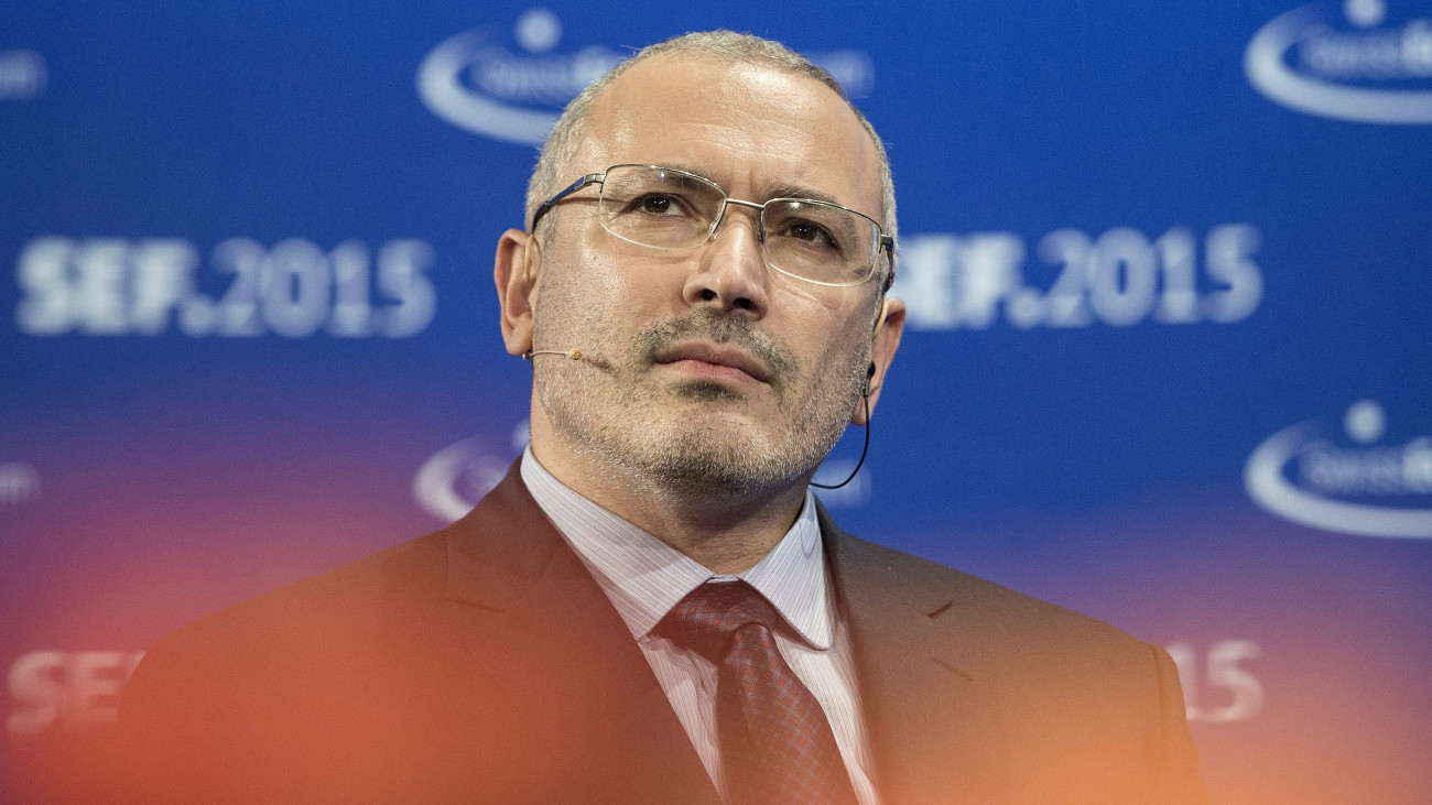 Interlaken, 2015. december 23.2015. június 4-én a svájci Interlakenben készített képen Mihail Hodorkovszkij volt orosz olajmágnás, az egykori Jukosz olajkonszern alapítója részt vesz a Svájci Gazdasági Fórumon (SEF). Egy orosz bíróság 2015. december 23-án elfogatóparancsot adott ki ajelenleg külföldön, nagyrészt Londonban élő Hodorkovszkij ellen. Vlagyimir Markin, az orosz szövetségi nyomozó bizottság közleménye szerint december 11-én vádat emeltek a volt olajmágnás ellen legalább két gyilkosság szervezésében való részvétel címén, miután Hodorkovszkij aznap nem jelent meg az egyik moszkvai bíróság idézésére. (MTI/EPA/Peter Schneider) *** Local Caption *** 51973984