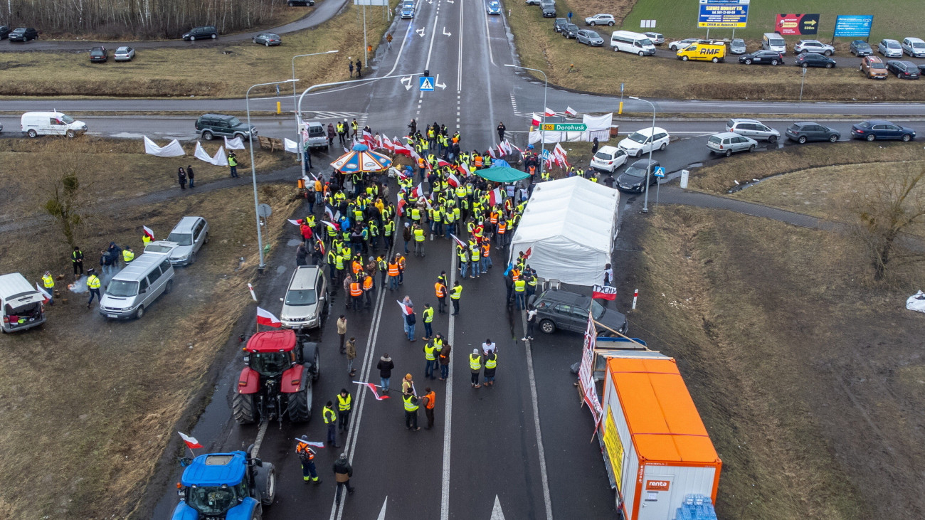 Az Európai Unió mezőgazdasági politikája, többek között a vámmentes ukrán terményimport ellen tüntető lengyel gazdák lezárják az utat a délkelet-lengyelországi Dorohusknál, a lengyel-ukrán határátkelő előtt 2024. február 20-án.
