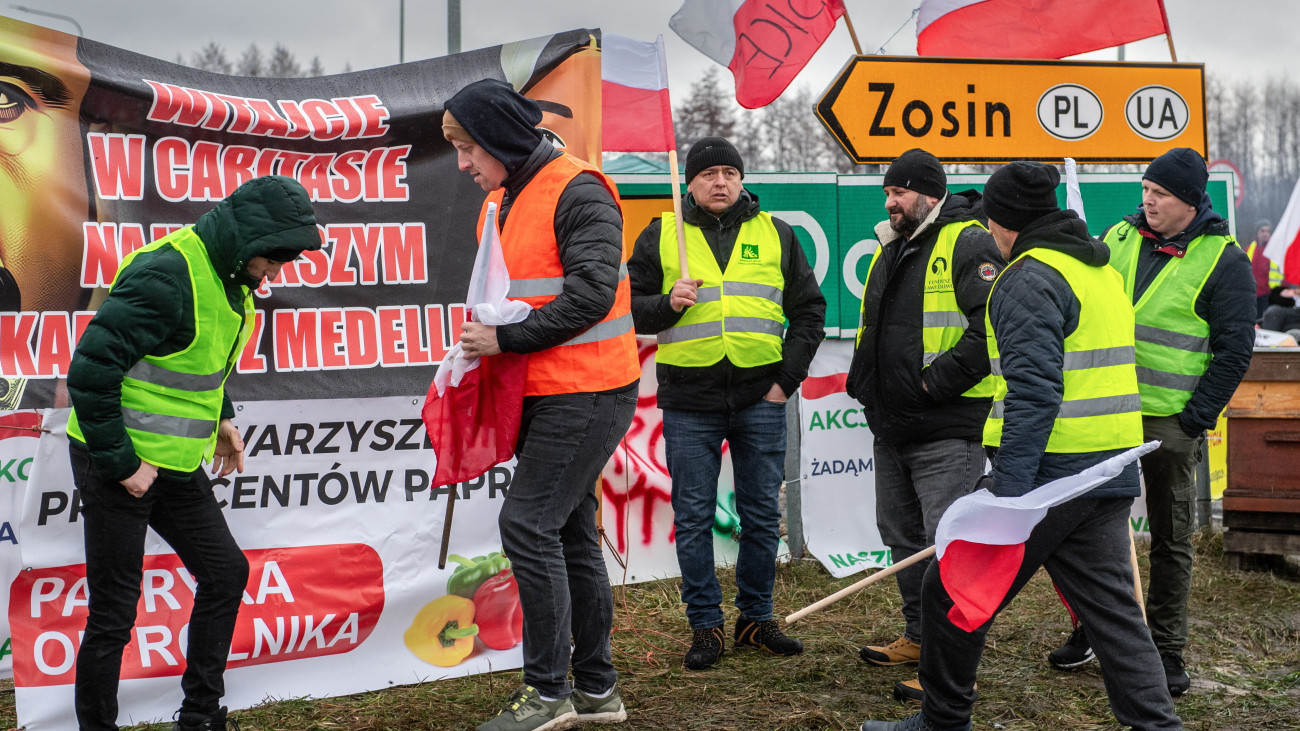 Az Európai Unió mezőgazdasági politikája, többek között a vámmentes ukrán terményimport ellen tüntetnek lengyel gazdák a délkelet-lengyelországi Dorohusknál, a lengyel-ukrán határátkelő előtt 2024. február 20-án.