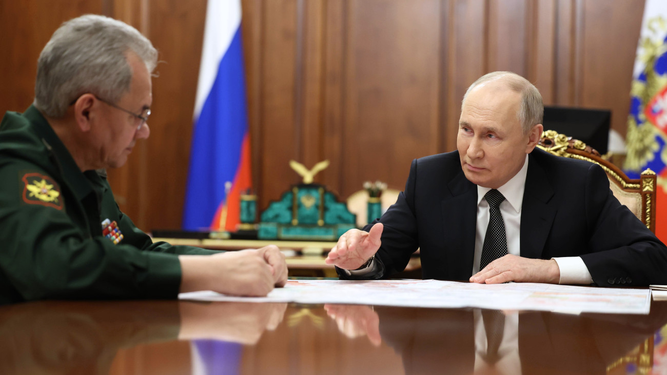 Vlagyimir Putyin orosz elnök (j) és Szergej Sojgu védelmi miniszter megbeszélést folytat a moszkvai Kremlben 2024. február 20-án.