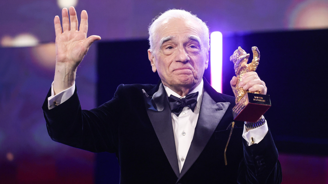 Martin Scorsese amerikai rendező az életművéért átvett tiszteletbeli Arany Medve-díjjal a 74. Berlini Nemzetközi Filmfesztiválon 2024. február 20-án.