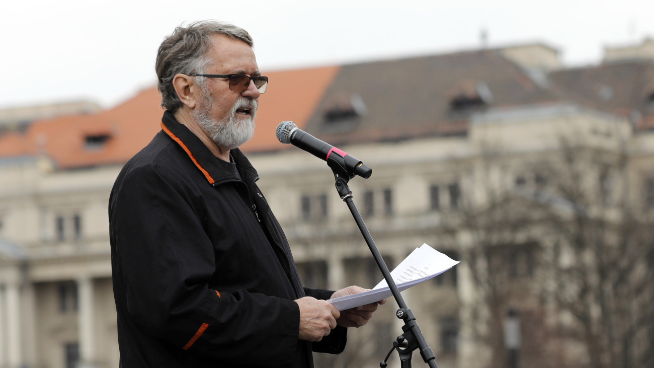 Kaltenbach Jenő jogtudós, egyetemi oktató beszél a Szabad bíróság! Szabad Gyöngyöspata! tüntetésen a Kossuth téren 2020. február 23-án. A demonstrációt a Szabad Bíróság Szabad Gyöngyöspata, az Amnesty International Magyarország, a TASZ, az 1 Magyarország Kezdeményezés, a Szociális Csomagküldő Mozgalom (Szocsoma), az Idetartozunk Egyesület és a Főnix Mozgalom szervezte.