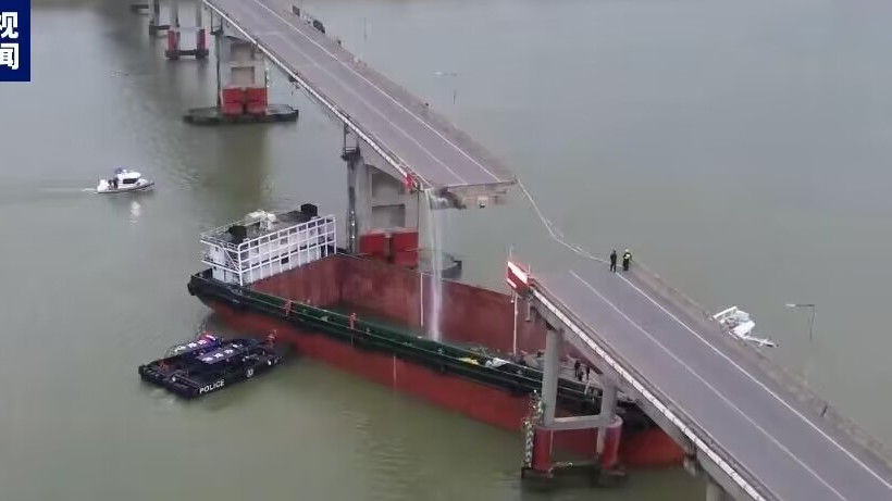 Csütörtök kora hajnalban egy teherhajó nekiütközött egy hídnak a dél-kínai Kuangcsou városában