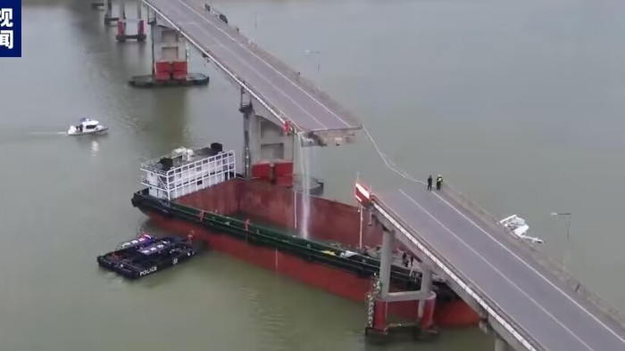 Túl sokáig halasztgatták egy kínai híd felújítását, egy teherhajó leszakította