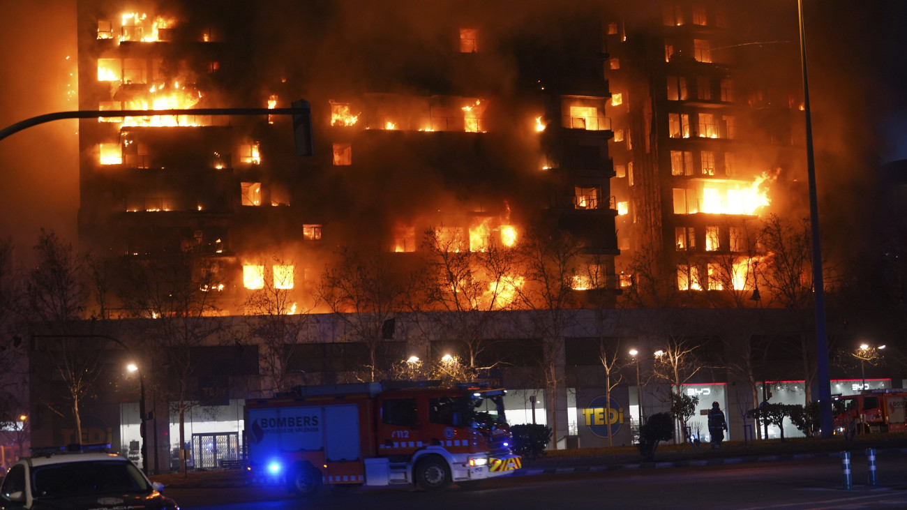 Lángoló társasház Valenciában 2024. február 22-én. A tűz következtében heten megsebesültek.