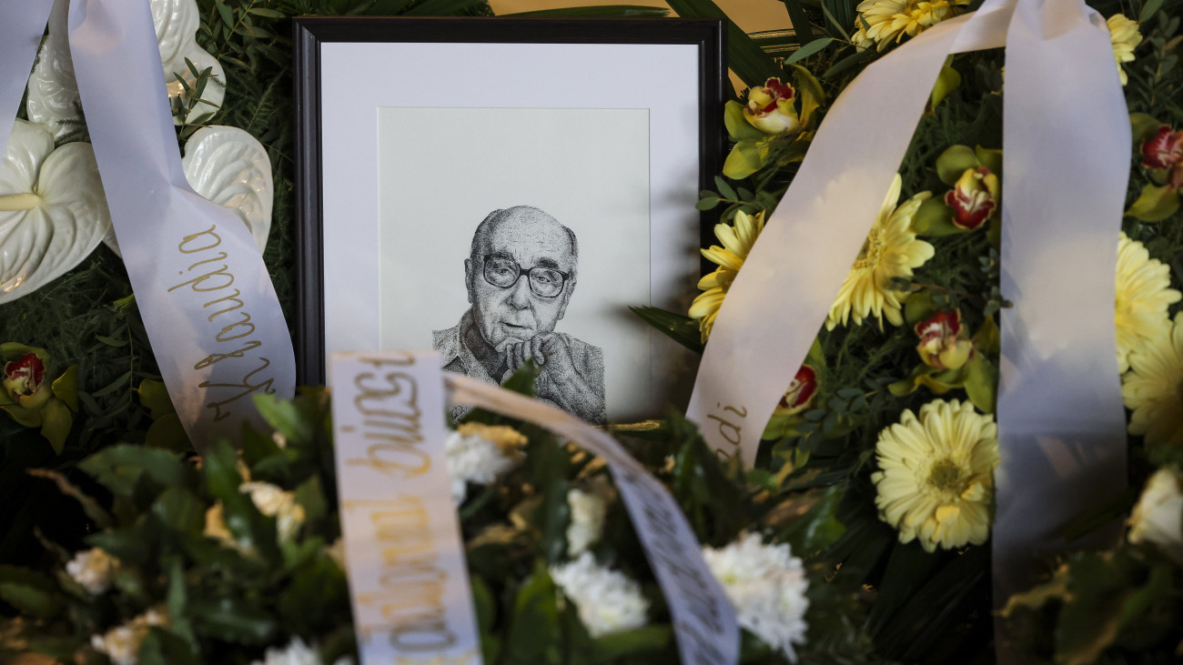 Grétsy László Prima Primissima díjas nyelvész, az anyanyelvápolás ismert személyiségének ravatala a Farkasréti temetőben, a Makovecz ravatalozóban 2024. február 23-án. Grétsy László január 21-én, életének 92. évében hunyt el Budapesten.