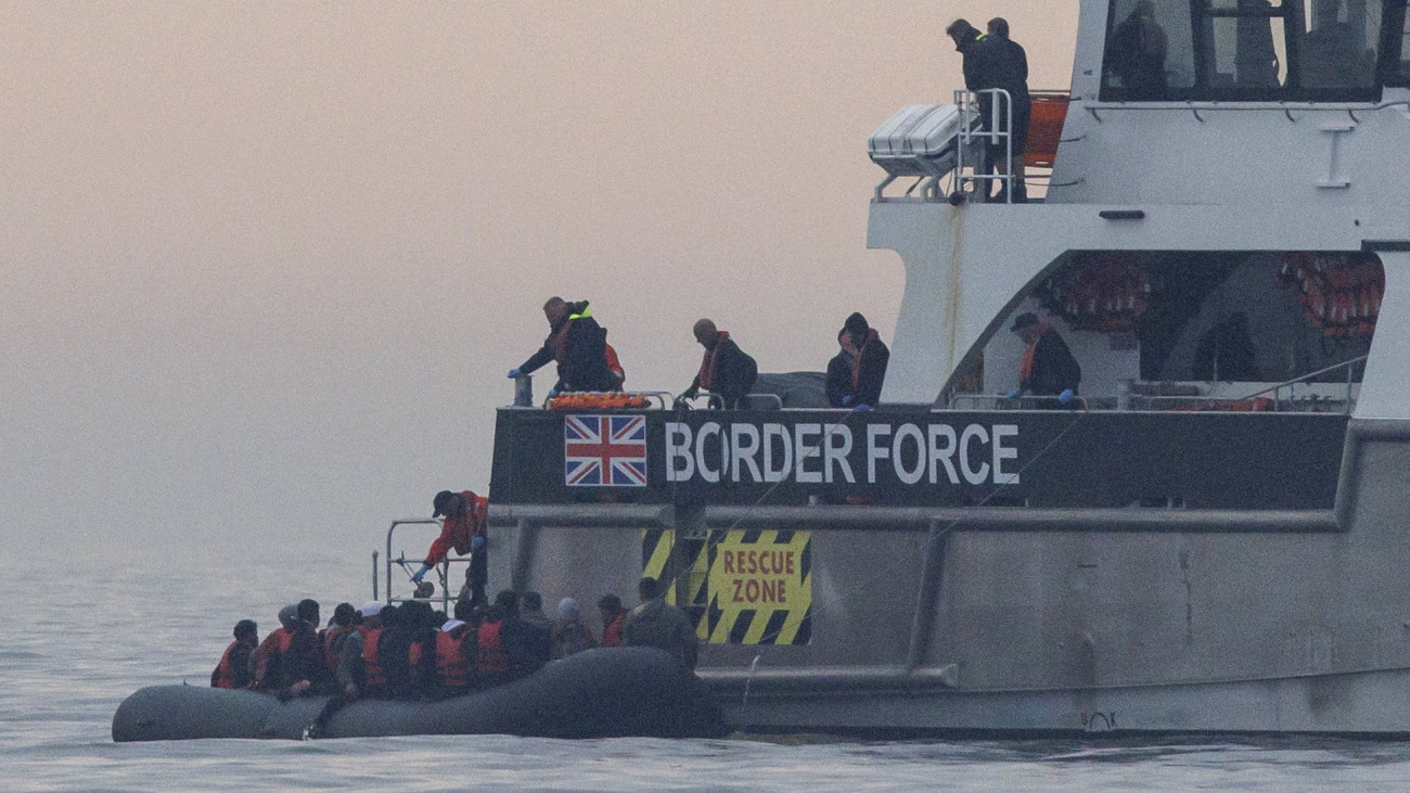 Migránsokat vesz fedélzetére gumicsónakból a brit parti őrség BF Hurricane hajója a La Manche-csatornán 2023. augusztus 24-én. A brit belügyminisztérium jelentése szerint húszéves csúcsot ért el a benyújtott menedékkérelmek száma Nagy-Britanniában, a 2022. május és 2023. május közötti 12 hónapban 19 százalékkal nőtt a menedékkérők aránya. A közlemény szerint ezen időszakban 78 768 menedékkérelmet nyújtottak be a szigetországba illegálisan érkezők.