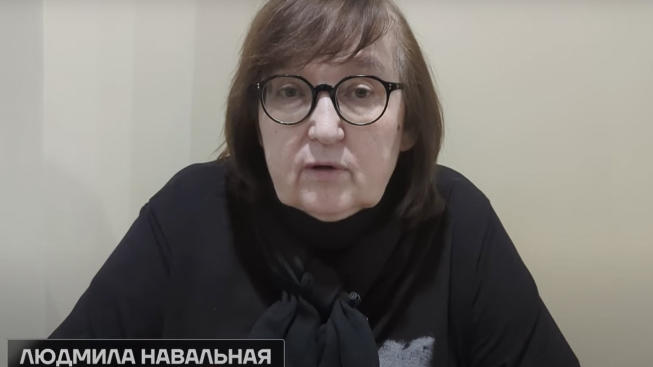 A Navalny Team által közreadott, videófelvételről készített képen Ljudmila Navalnaja, a közelmúltban elhunyt Alekszej Navalnij orosz ellenzéki aktivista és politikus édesanyja beszél az Északi-sarkvidékhez közeli Szalehardban 2024. február 22-én. Navalnaja közölte, hogy csak másfél hét múlva, zárt ajtók mögött kezdi tárgyalni egy orosz bíróság a keresetét, amit azután nyújtott be, hogy kiderült: március elejéig még biztosan nem adják ki a pénteken a szibériai büntetőtelepen meghalt fiának holttestét.