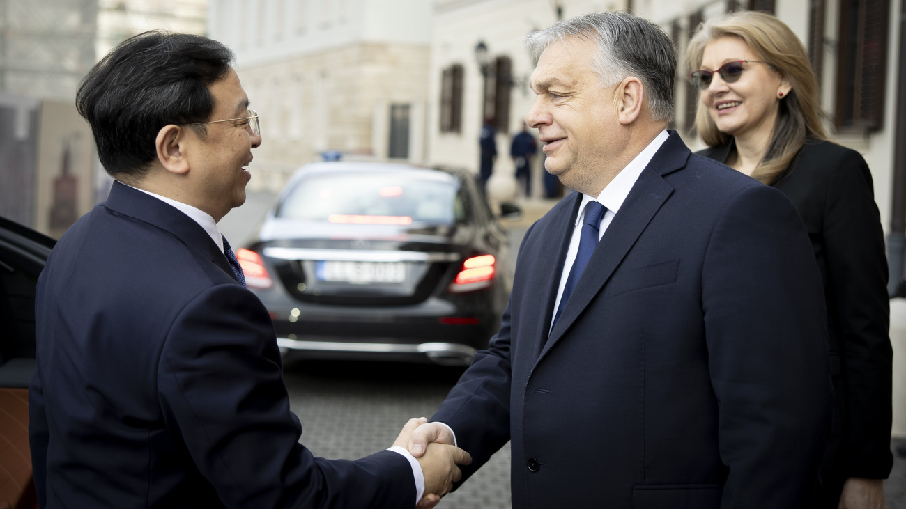 A Miniszterelnöki Sajtóiroda által közreadott képen Orbán Viktor miniszterelnök (j) fogadja Vang Csuan-fut, a BYD elnök-vezérigazgatóját a Karmelita kolostorban 2024. február 24-én. A kormányfő fogadta a kínai autógyár vezetőségét, és áttekintették az óriásvállalat magyarországi beruházásainak helyzetét.