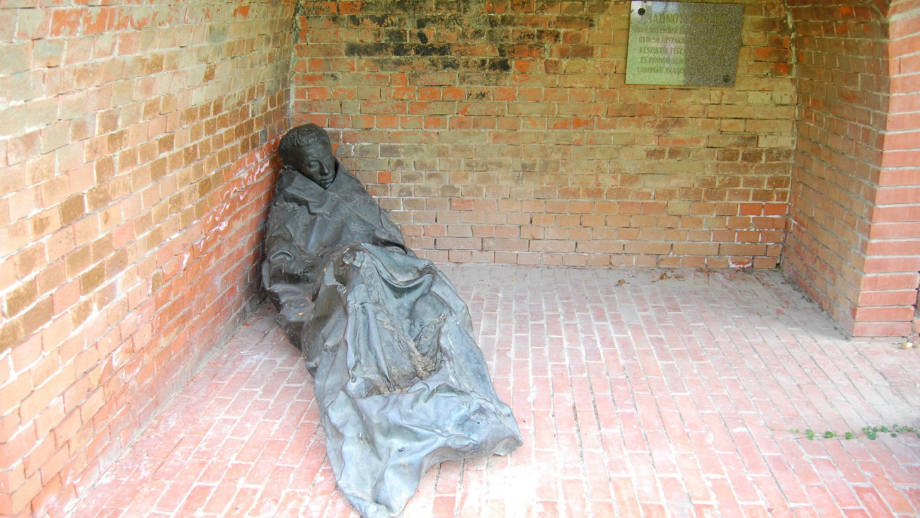 Pannonhalmi Radnóti szobor. Forrás: KöztérKép