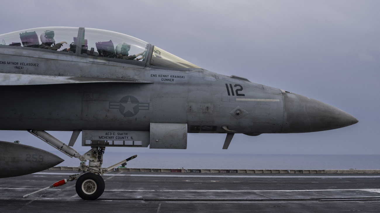 Az amerikai légierő egyik F/A-18F Super Hornet harci gépe felszáll a Dwight D. Eisenhower amerikai repülőgép-hordozó fedélzetéről a Vörös-tengeren 2024. február 13-án. Az amerikai és a brit légierő a húszi lázadók jemeni katonai létesítményeire mér precíziós csapásokat, válaszul a húszik által kereskedelmi és hadihajók ellen elkövetett vörös-tengeri támadásokra.