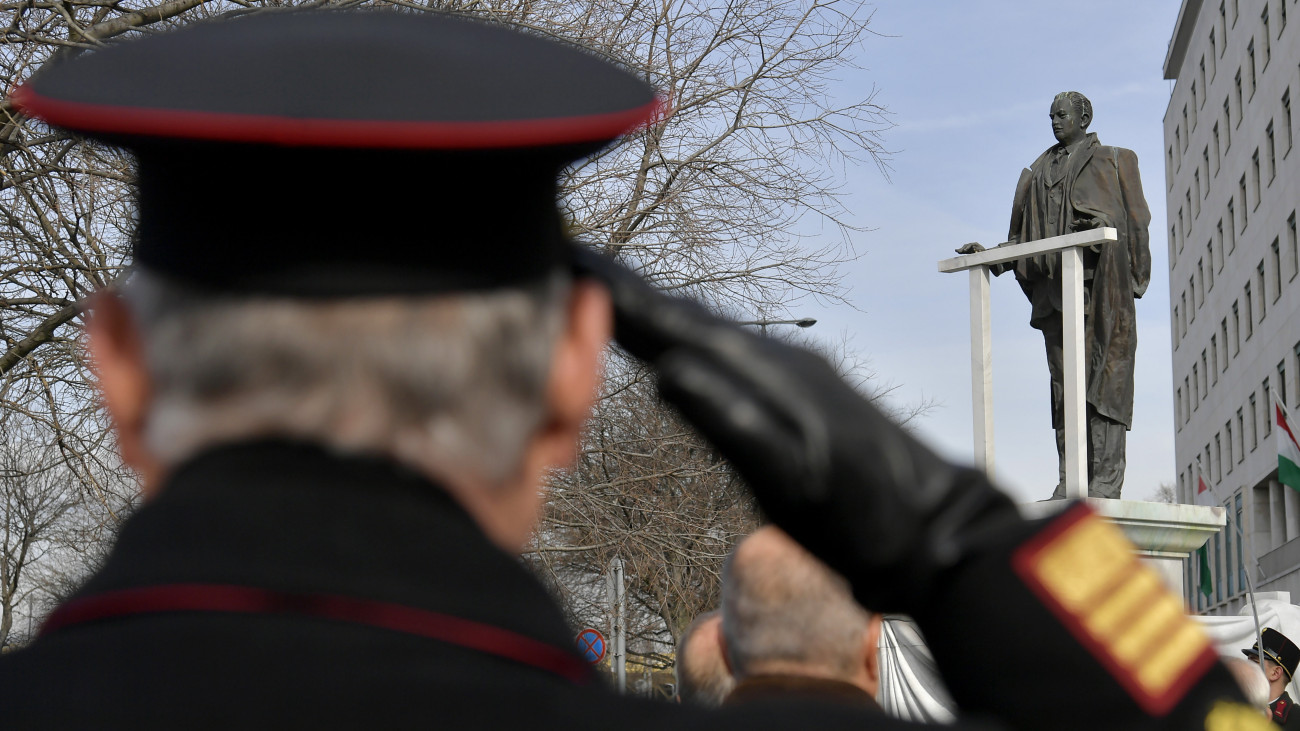 Kovács Béla kisgazdapárti politikus szobra az Országgyűlés Irodaházánál a Nemzeti Emlékezet Bizottsága és a Kisgazda Polgári Egyesület közös megemlékezésén a kommunizmus áldozatainak emléknapján, 2024. február 25-én.