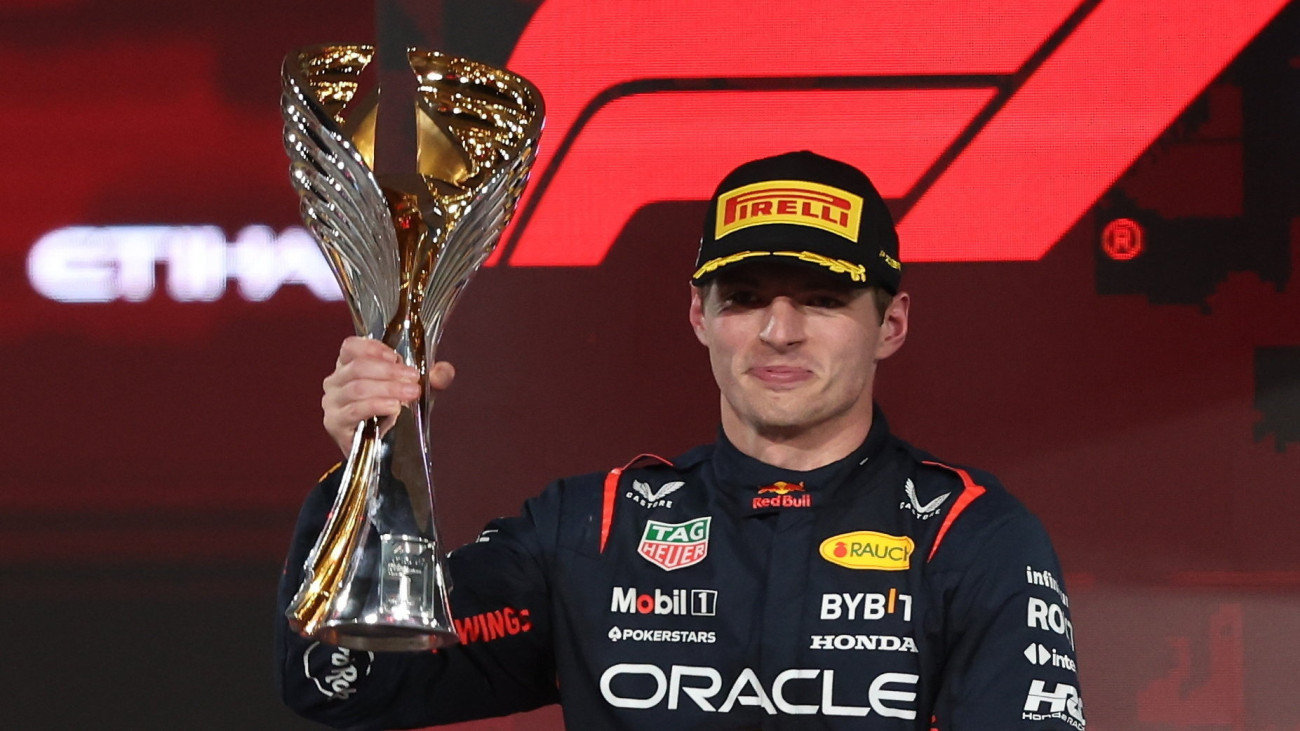 A futamgyőztes és idei világbajnok Max Verstappen, a Red Bull holland versenyzője a Forma-1-es autós gyorsasági világbajnokság szezonzáró Abu-dzabi Nagydíjának eredményhirdetésén a Yas Marina versenypályán 2023. november 26-án. A 26 éves versenyző sorozatban a harmadik világbajnoki címét nyerte el. Verstappen a 2023-as idény 22 futamából 19-et megnyert, ezzel rekordot állított fel, pályafutása során pedig ez volt az 54. futamgyőzelme, amellyel harmadik az örökranglistán.