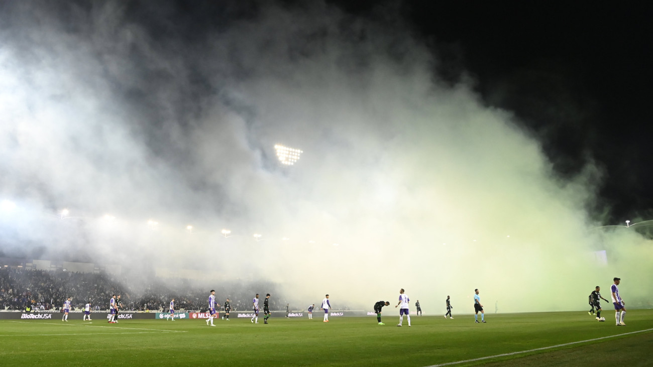 Füst miatt áll a játék a labdarúgó OTP Bank Liga 22. fordulójában játszott Újpest FC - Ferencvárosi TC mérkőzésen a Szusza Ferenc Stadionban 2024. február 25-én. A Ferencváros 5-0-ra győzött.
