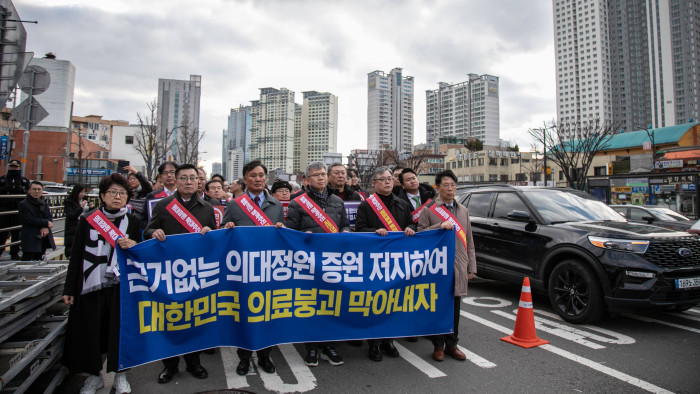 Elfogyott a dél-koreai kormány türelme a tiltakozó orvosokkal szemben