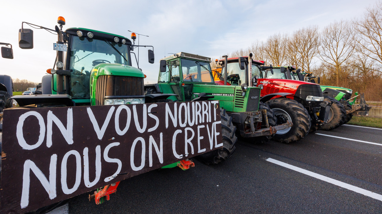 Ezer traktorral vonultak tüntetni Brüsszelben