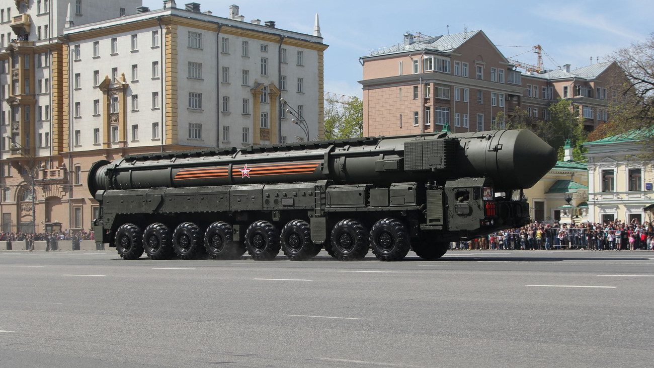 RSZ-24 Jarsz orosz nukleáris rakéta egy katonai felvonulásán. Forrás: Wikipédia
