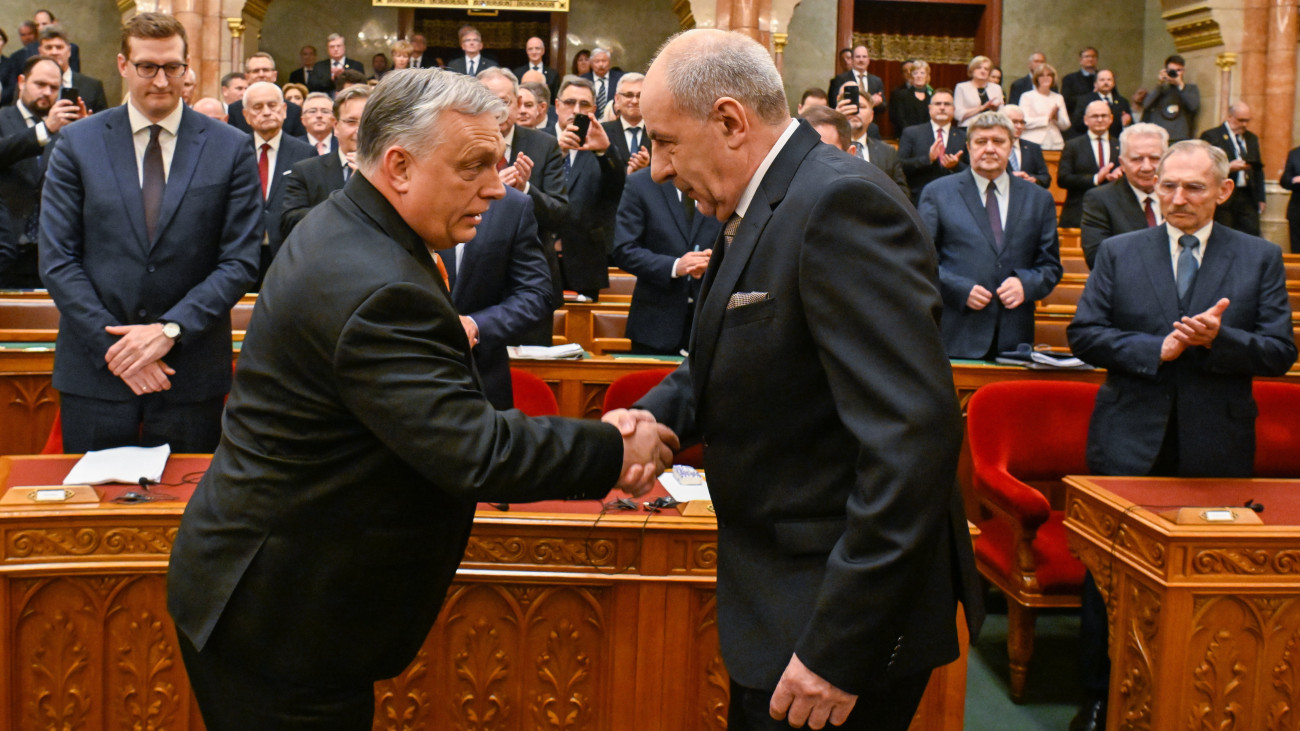 Budapest, 2024. február 26.Orbán Viktor miniszterelnök (b) gratulál Sulyok Tamás megválasztott köztársasági elnöknek az Országgyűlés plenáris ülésén 2024. február 26-án. A kormányzó Fidesz-KDNP államfőjelöltjét az Országgyűlés 134 igen szavazattal választotta meg Magyarország rendszerváltás utáni hetedik köztársasági elnökévé.
