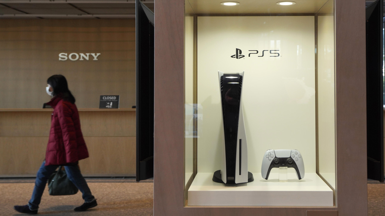 A Playstation 5 konzol reklámja a Sony Corporation multinacionális elektronikai, informatikai és szórakoztatóipari vállalat tokiói székházánál 2021. február 3-án. A december végével záródott pénzügyi harmadik negyedévében a Sony működési nyeresége az egy évvel korábbihoz képest 19,7 százalékkal, 359,2 milliárd jenre, adózott eredménye 62 százalékkal, 371,9 milliárd jenre, bevétele pedig 9,5 százalékkal, 2700 milliárd jenre emelkedett.
