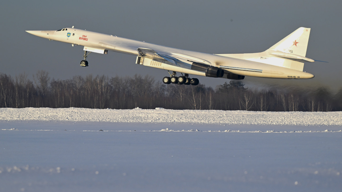Felszáll egy Tu-160M orosz szuperszonikus hadászati nehézbombázó, fedélzetén Vlagyimir Putyin orosz elnökkel a kazanyi Tupoljev repülőgépgyár repülőteréről 2024. február 22-én.