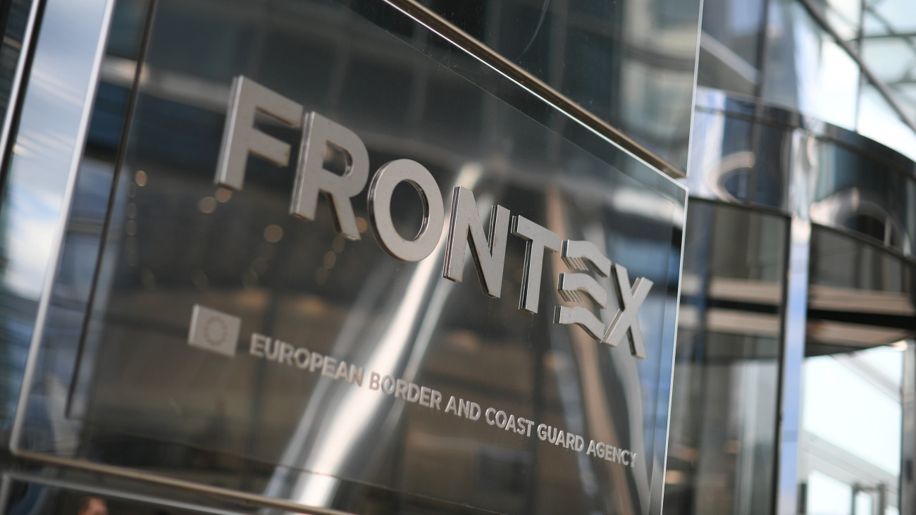 Az Európai Unió határvédelmi ügynökségének (Frontex) varsói székháza 2022. április 29-én. Eric Mamer, az Európai Bizottság vezető szóvivője a testület 2022. április 29-i sajtótájékoztatóján bejelentette, hogy Fabrice Leggeri, a Frontex igazgatója benyújtotta lemondását. Leggeri lemondása brüsszeli értesülések szerint összefüggésben van azzal, hogy az Európai Unió csalás elleni hivatala (OLAF) 2021-ben vizsgálatot indított a Frontex-szel szemben azon jelentések miatt, amelyek szerint az ügynökség emberi jogsértést követett el azzal, hogy jogtalanul toloncolt ki, tett tengerre már partot ért migránsokat az uniós külső határokon. Fabrice Leggeri 2015 óta a Frontex ügyvezető igazgatója.