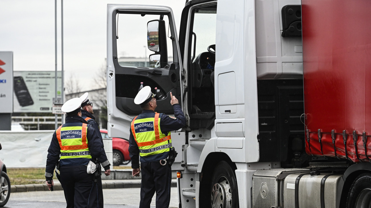 Teherautó sofőrjét ellenőrzik rendőrök Budapesten, a 6-os főút bevezető szakaszán 2024. február 23-án. Az Európai Közlekedésrendészeti Szervek Hálózata Műveleti Csoportjának (ROADPOL) éves ellenőrzési terve alapján országos akciót tart a rendőrség a közutakon február 19. és 25. között. Kiemelt figyelmet fordítanak a vezetési és pihenőidővel, valamint a veszélyes áruk szállításával összefüggő szabályok betartására, továbbá a beutazás, illetve a belföldön tartózkodás jogszerűségét is vizsgálják.