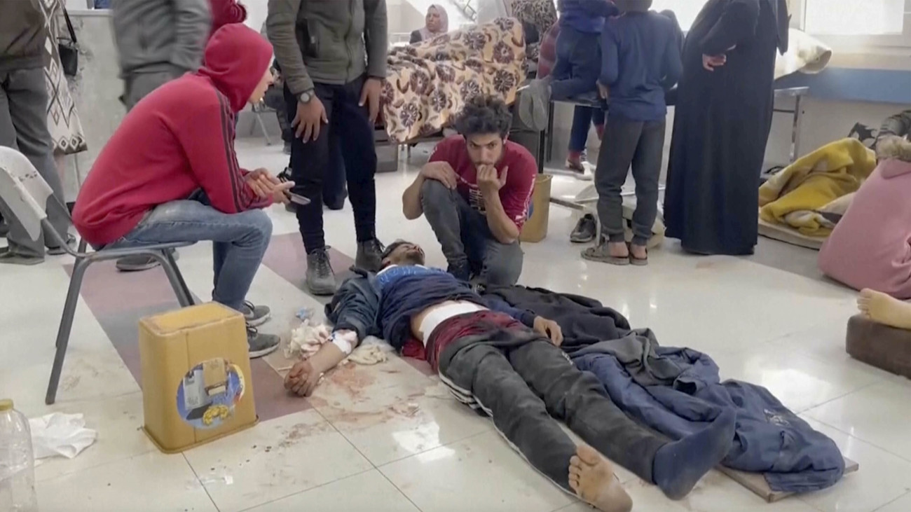 Gáza, 2024. február 29.A videófelvételről készült képen humanitárius segélyosztáson megsebesült palesztin férfi fekszik a gázavárosi Sifa kórház padlóján 2024. február 29-én. A Gázavárosban segélyre várakozó palesztinok közül több tucatnyian meghaltak és több százan megsebesültek. Az al-Dzsazíra pánarab hírcsatorna kórházi forrásokra hivatkozva arról számolt be, hogy tüzérségi lövedékek és drónokról indított rakéták csapódtak a tömegbe. Az izraeli hadsereg szerint az emberek a segélyért folytatott tülekedésben taposták össze egymást.