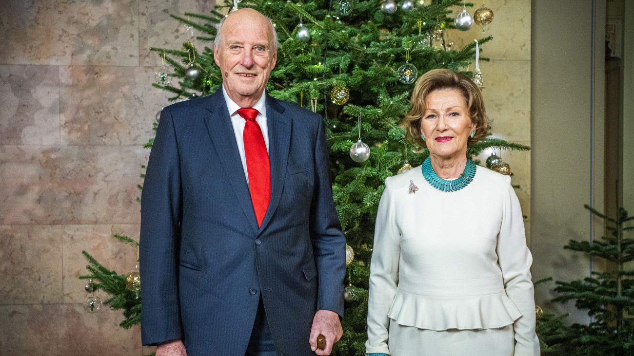 Karácsony alkalmából készült fotó V. Harald norvég királyról és feleségéről, Szonja királynéról az oslói királyi palotában 2020. december 15-én.