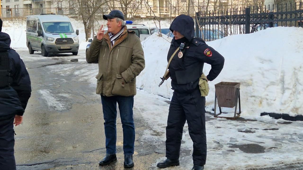 Szergej Szokolov a Novaja Gazeta orosz ellenzéki újság főszerkesztője rendőri őrizetben. Forrás: X/ Novaya Gazeta Europe