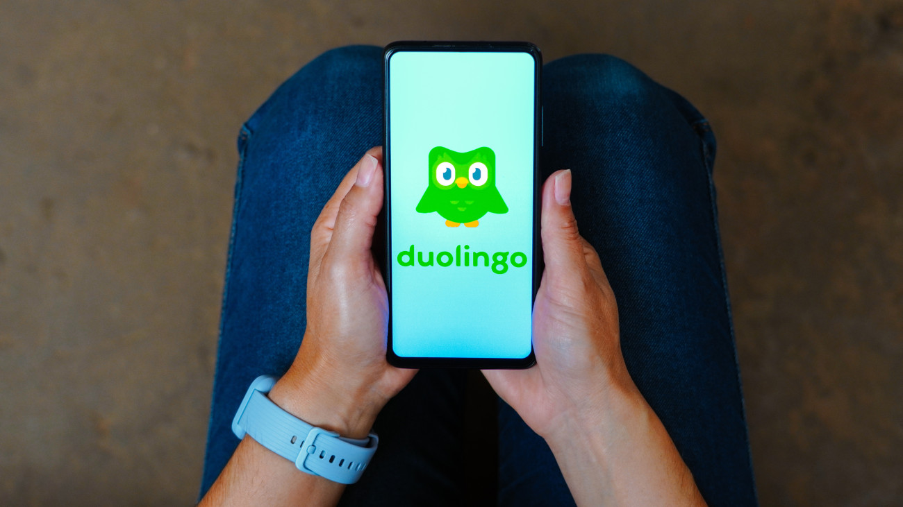 BRAZIL - 2023/07/16: In this photo illustration, the Duolingo logo seen displayed on a smartphone. (Photo Illustration by Rafael Henrique/SOPA Images/LightRocket via Getty Images)