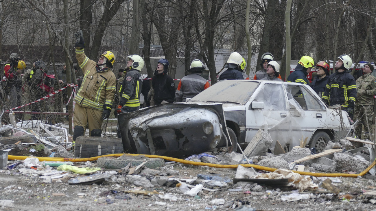 Mentőalakulatok tagjai eltakarítják a romokat, miután orosz dróntámadás miatt megrongálódott egy lakóépület a dél-ukrajnai Odessza kikötővárosban 2024. március 2-án. A támadásban két ember életét vesztette, nyolcan megsebesültek, hat embert pedig még keresnek.