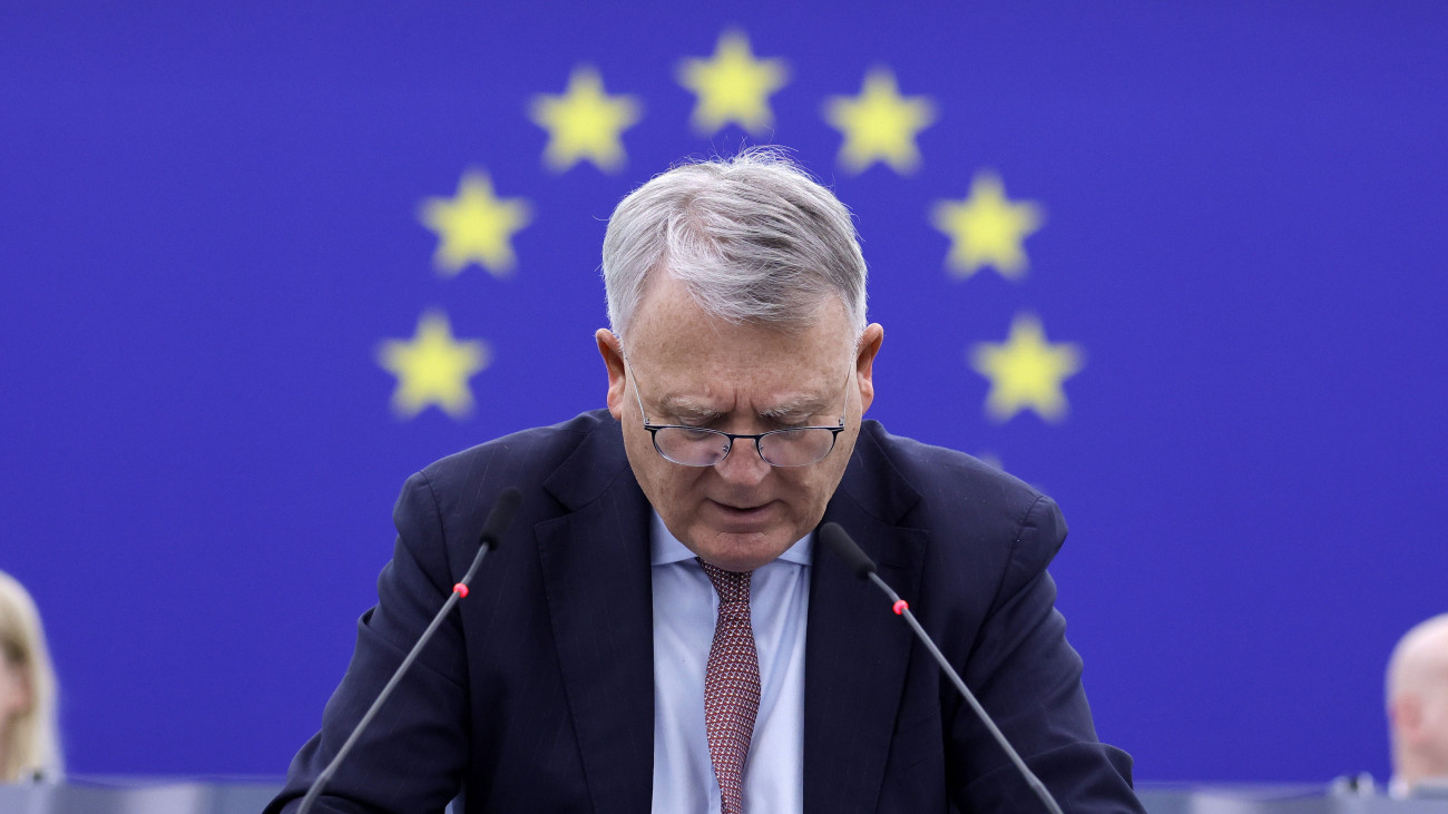 Nicolas Schmit, az Európai Bizottság foglalkoztatásért és szociális jogokért felelős tagja felszólal az egyik vitában az Európai Parlament plenáris ülésén Strasbourgban  2024. február 26-án.