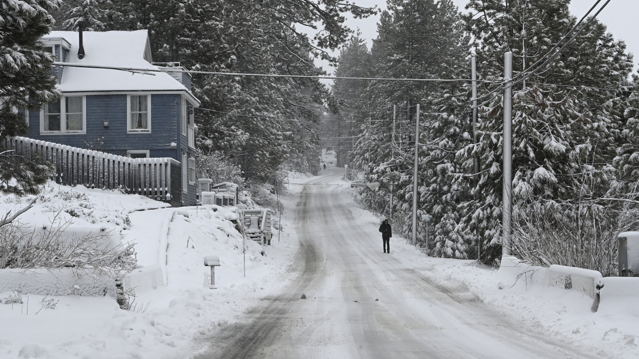 Behavazott úton gyalogol egy férfi a kaliforniai Truckee-ben 2024. március 1-jén. Az előrejelzések szerint több mint 10 méter hó is eshet a Sierra Nevada-hegységben a következő napokban.