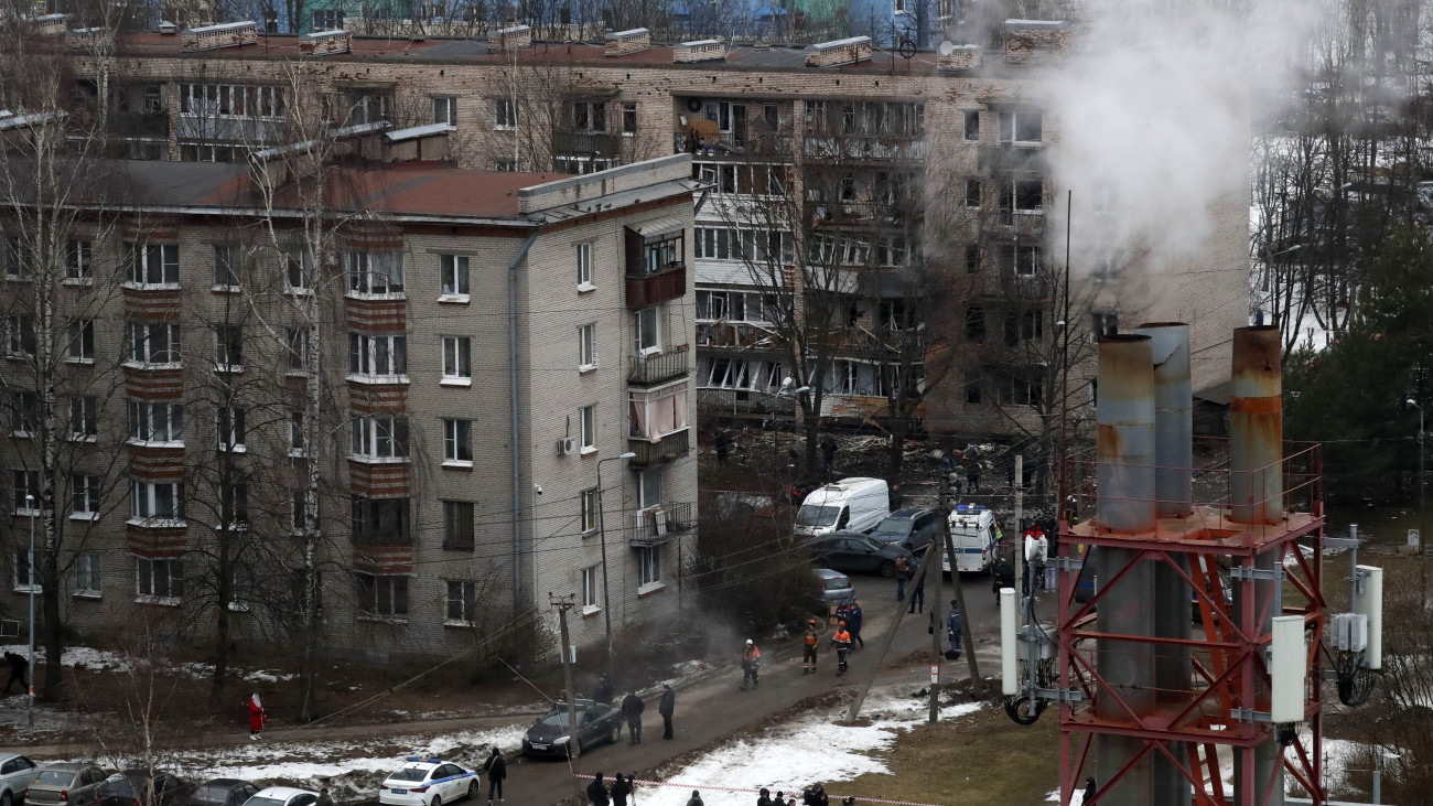 Mentőalakulatok tagjai dolgoznak egy robbanás miatt megrongálódott lakóépület közelében Szentpéterváron 2024. március 2-án. A RIA Novosztyi orosz állami hírportál beszámolója szerint a robbanást dróntámadás okozta, az ugyancsak állami TASZSZ hírügynökség egyszerűen robbanásról jelentett. Mindkét hírügynökség beszámolója szerint hatan kértek orvosi segítséget.