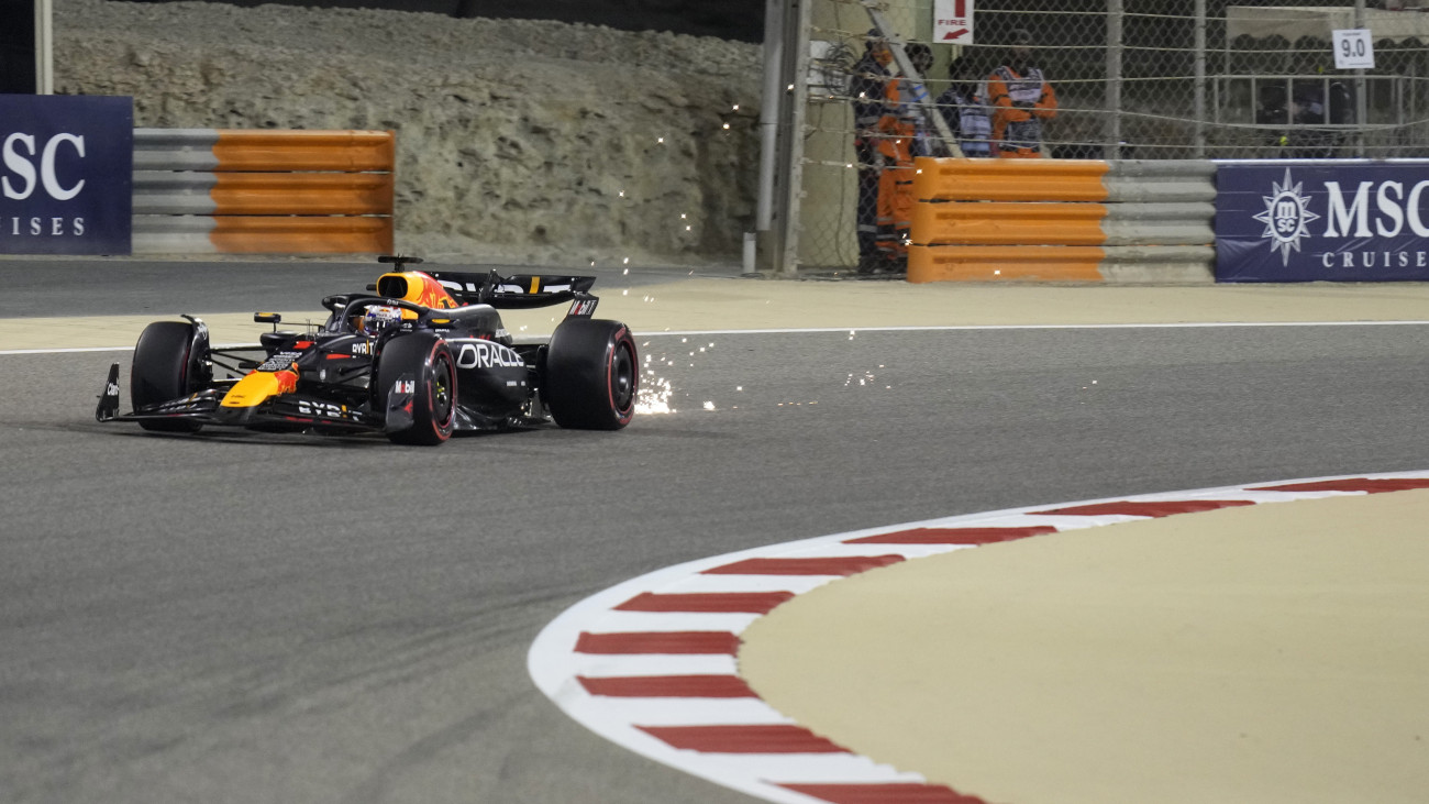 Max Verstappen, a Red Bull holland versenyzője a Forma-1-es autós gyorsasági világbajnokság Bahreini Nagydíjának időmérő edzésén a szahíri pályán 2024. március 1-jén. A 26 éves, címvédő és háromszoros világbajnok pilóta megnyerte az időmérőt, így ő rajtolhat az élről a másnapi futamon.