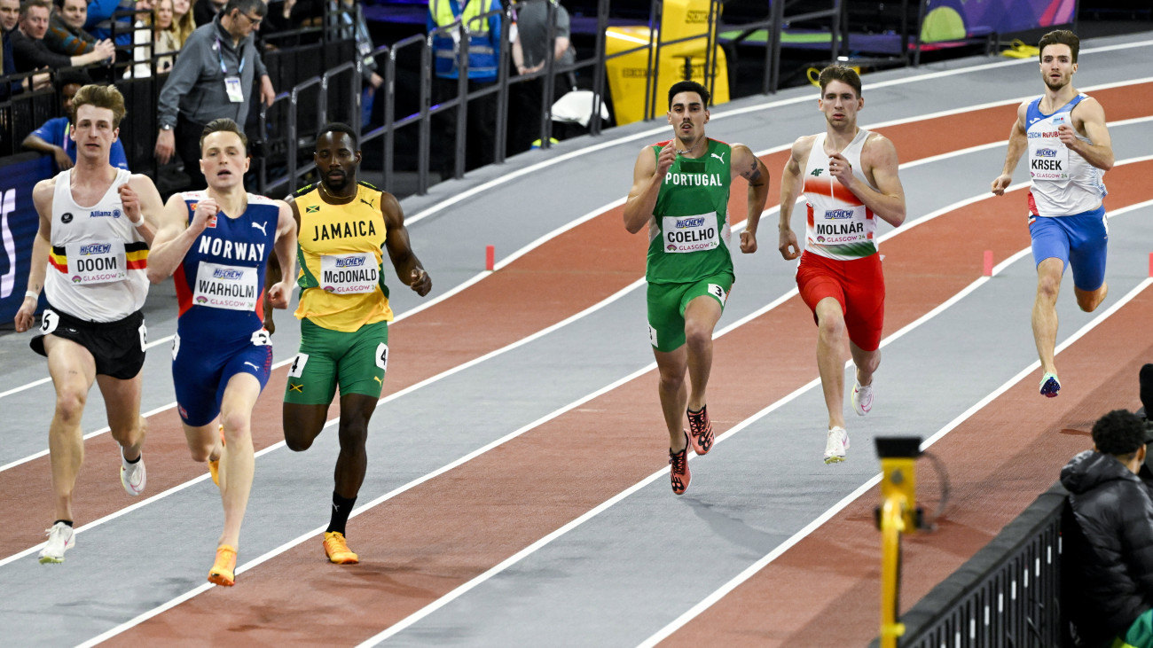 A későbbi győztes belga Alexander Doom (b) a férfi 400 méteres síkfutás döntőjében a glasgow-i fedett pályás atlétikai világbajnokságon 2024. március 2-án. Molnár Attila (j2) az ötödik helyen végzett. 