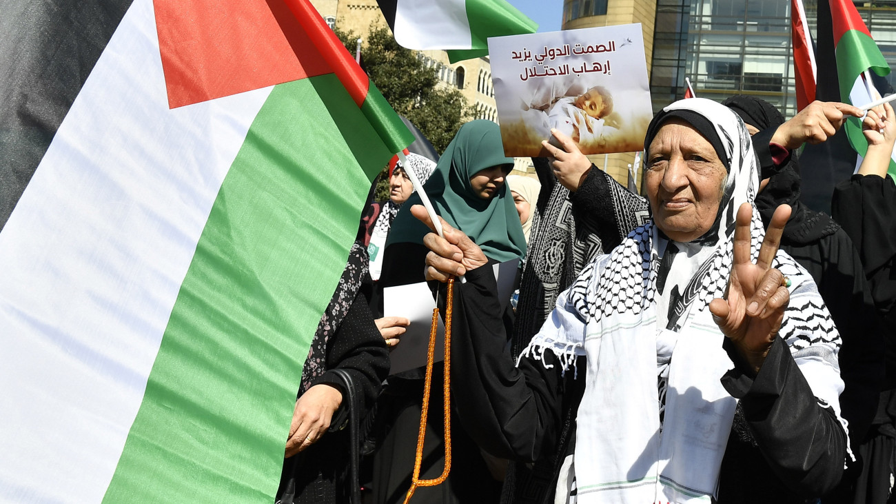 A Gázai övezetben élő palesztinokat támogató tüntetők tűzszünetet követelnek Bejrútban 2024- február 29-én. A Hamász palesztin iszlamista szervezet fegyveresei október 7-én támadást indítottak Izrael ellen, az izraeli haderő pedig válaszul légi és szárazföldi hadműveleteket hajt végre a Gázai övezetben.