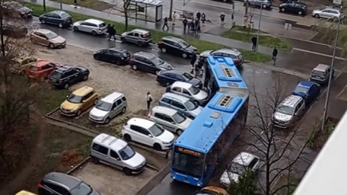 Olyan helyre ment egy csuklós busz Budapesten, ahol semmi keresnivalója