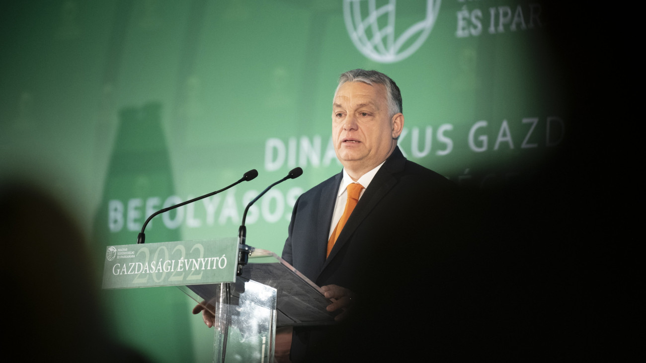 A Miniszterelnöki Sajtóiroda által közreadott képen Orbán Viktor miniszterelnök beszédet mond a Magyar Kereskedelmi és Iparkamara (MKIK) gazdasági évnyitóján a budapesti New York Palotában 2022. február 19-én.