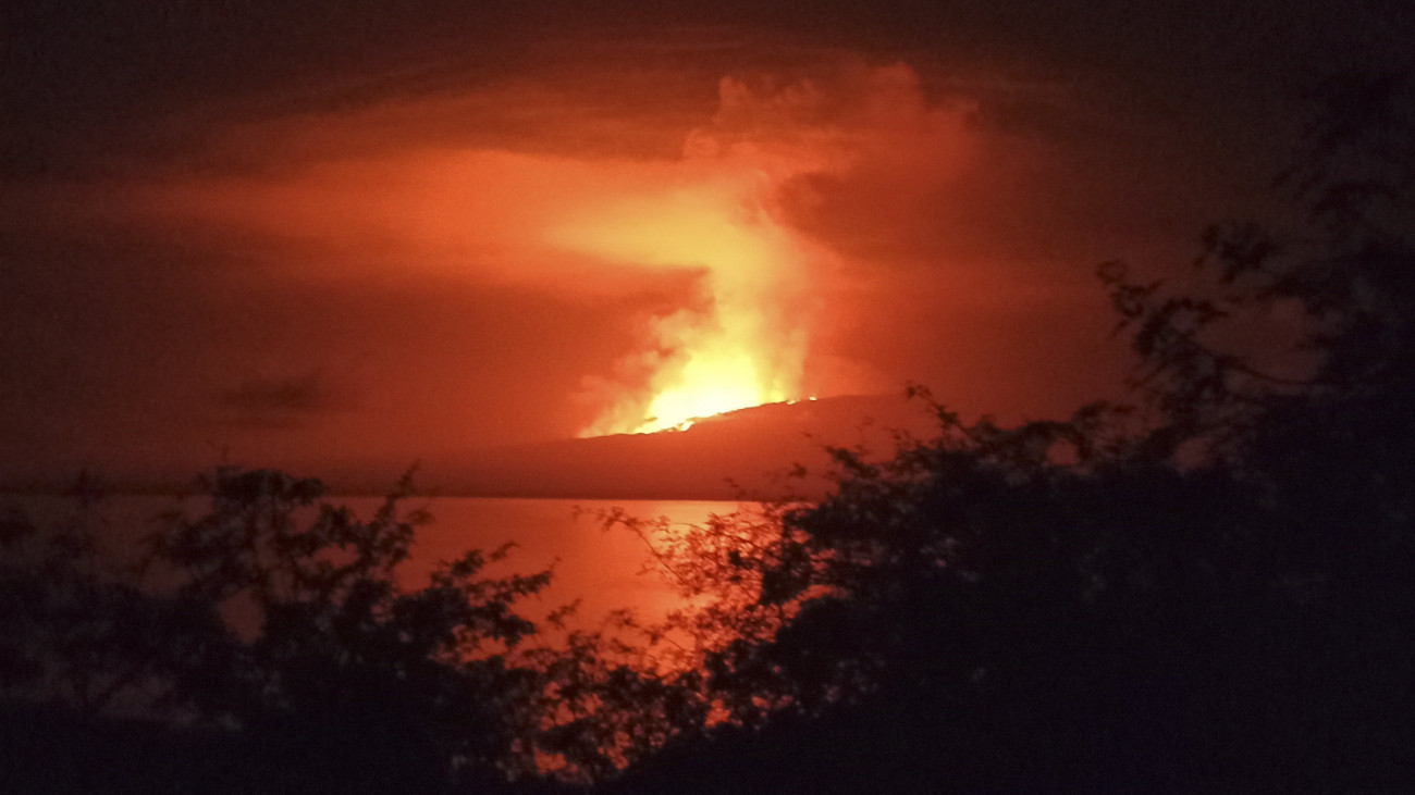 A Galápagosi Nemzeti Park felvételén láva tör fel a La Cumbre tűzhányóból az Ecuadorhoz tartozó Galápagos-szigeteki Ferdinanda-szigeten 2024. március 2-án. A tűzhányó legutóbb négy éve, 2020 januárjában tört ki.