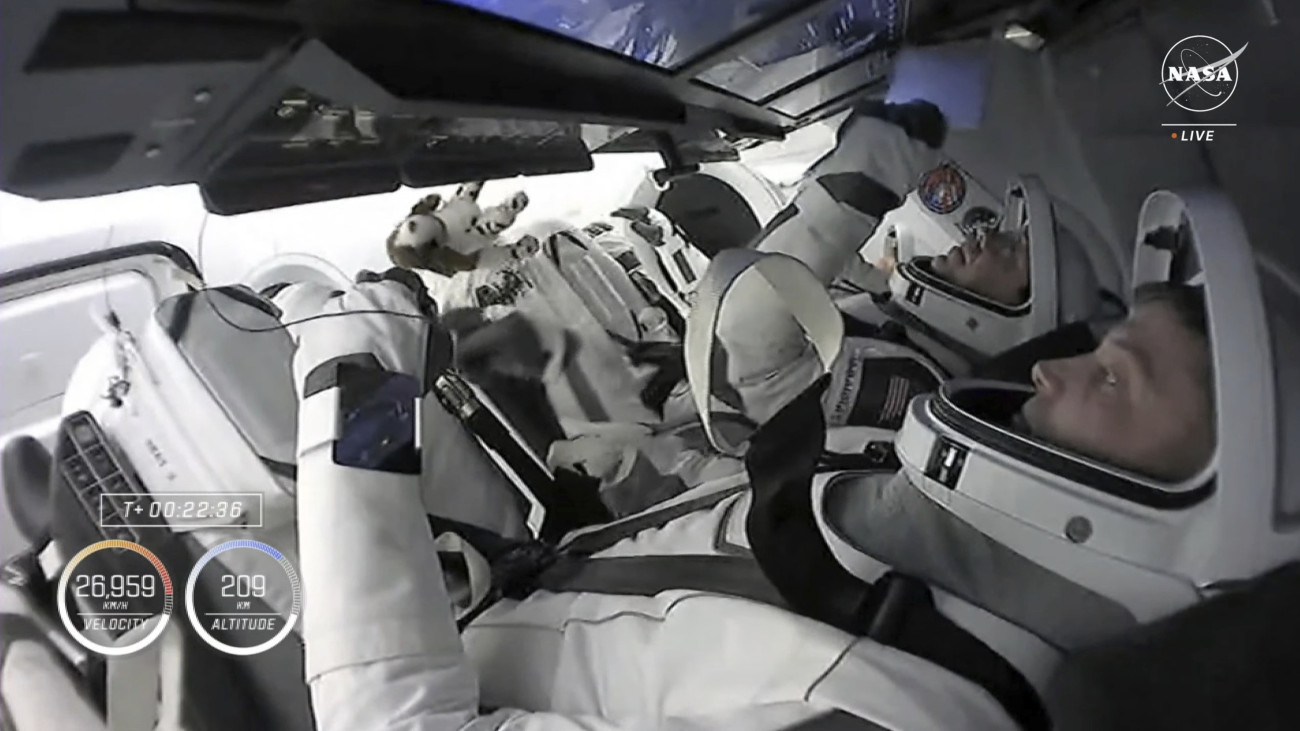 Az amerikai űrkutatási hivatal, a NASA videófelvételről készített képe Matthew Dominick (előtérben) és Michael Barratt NASA-űrhajósókról a Crew Dragon űrhajó fedélzetén 2024. március 3-án, kevéssel az után, hogy fellőtték a SpaceX amerikai űrkutatási magánvállalat Falcon 9 hordozórakétájával összekapcsolt űrhajót a Cape Canaveral-i Kennedy Űrközpontból. Dominick és Barratt, valamint a legénység másik két tagja, Jeanette Epps, a NASA asztronautája és Alekszandr Grebjonkin, a Roszkozmosz űrhajósa a Nemzetközi Űrállomásra (ISS) indult, ahol a tervek szerint hat hónapot töltenek.