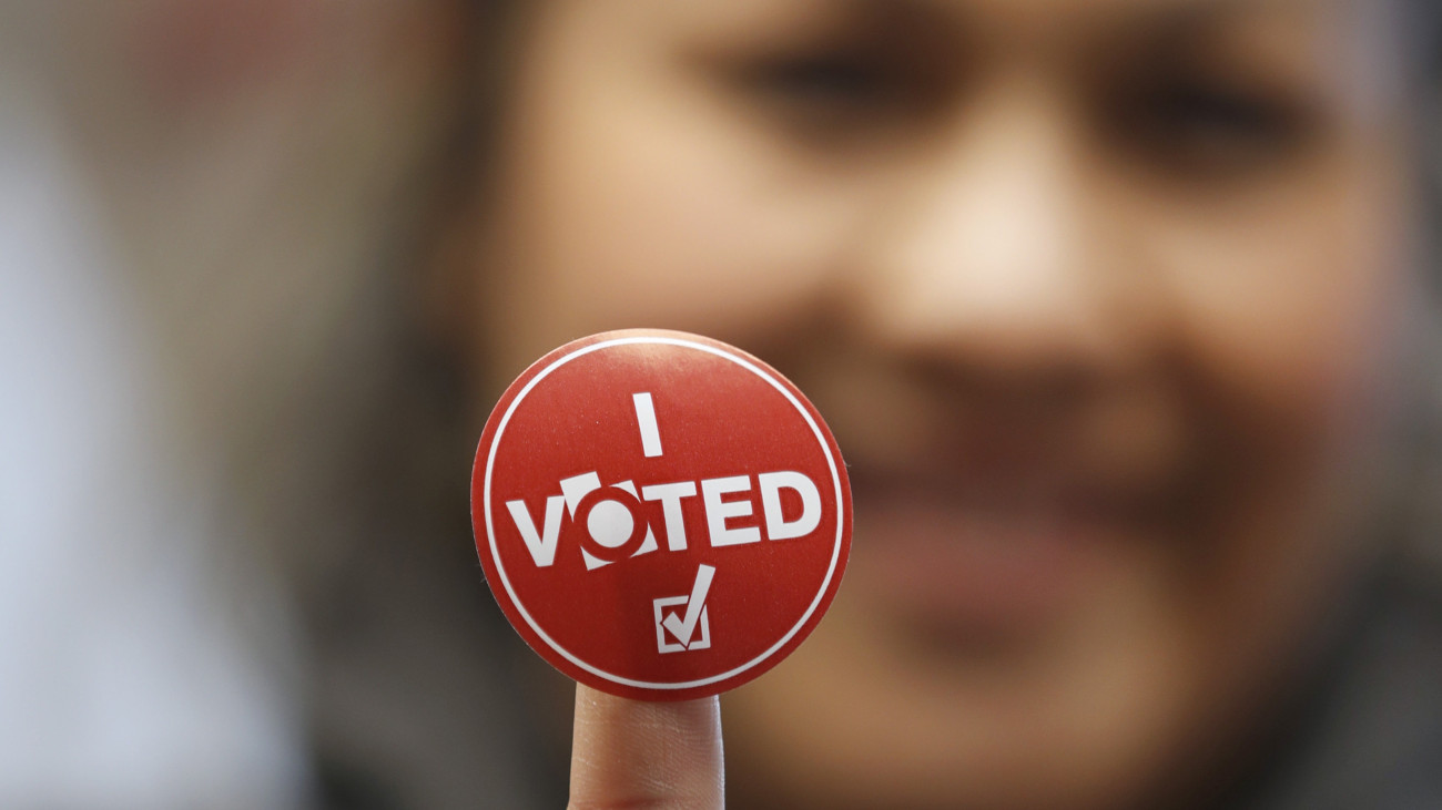 A szavazáson való részvételét igazoló matricát mutatja egy nő a Utah államban tartott előválasztáson Salt Lake Cityben 2020. március 3-án, az úgynevezett szuperkedden, amikor tizennégy amerikai államban tartanak előválasztást.