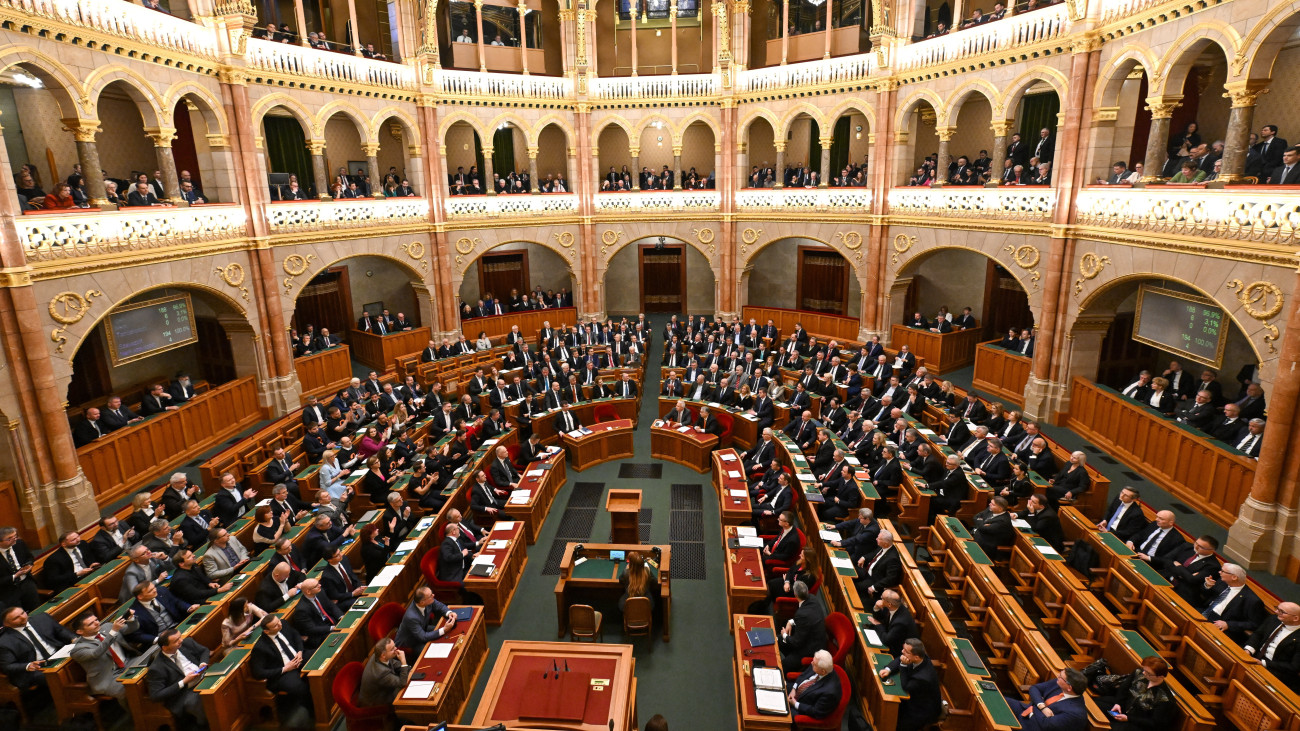 Képviselők a Svédország NATO-hoz való csatlakozásáról szóló jegyzőkönyv kihirdetéséről szóló javaslat szavazása után az Országgyűlés plenáris ülésén 2024. február 26-án. A képviselők a döntést 188 igen szavazattal, 6 ellenszavazattal fogadták el.