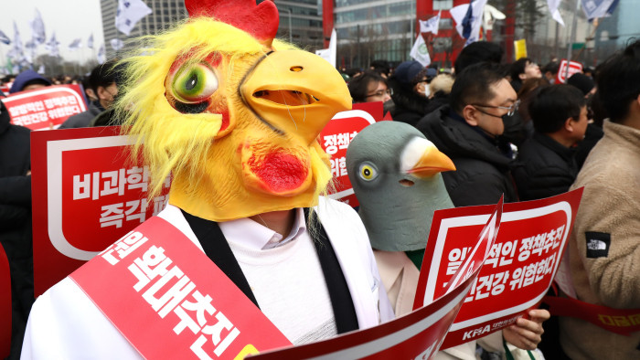 Eljárás indult a tiltakozó orvosok ellen Dél-Koreában