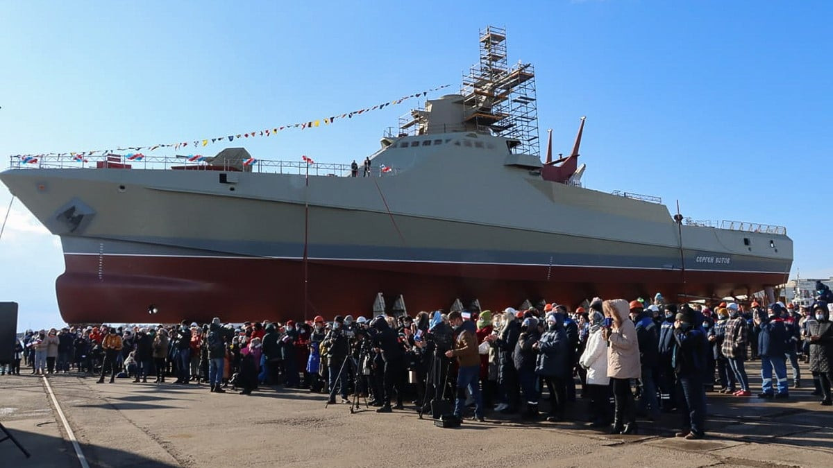 A Szergej Kotov orosz őrhajó a vízre bocsátás előtt. Forrás: Facebook/ Orosz/szovjet haditechnikai eszközök