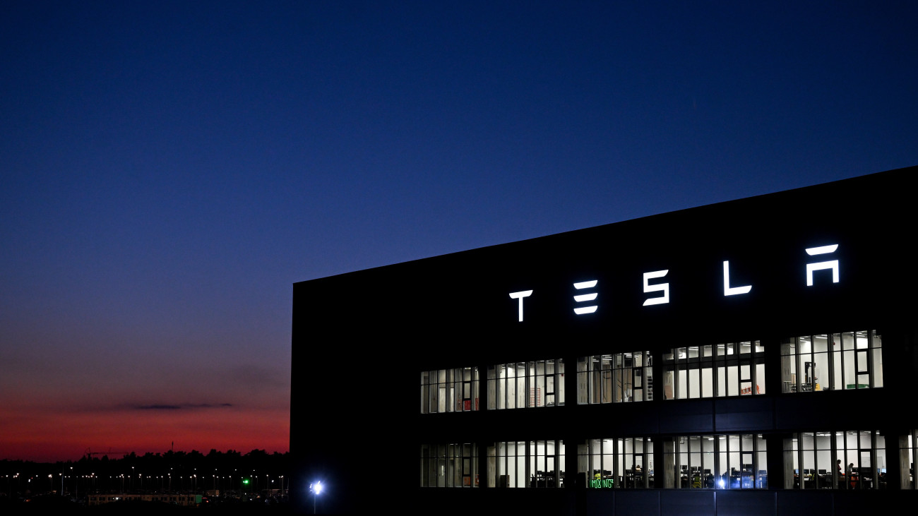A Tesla amerikai elektromosjármű-gyártó első európai gyára a Berlin melletti Grünheidéban 2023. január 3-án. A gyárban hetente 2000 elektromos autó készül.