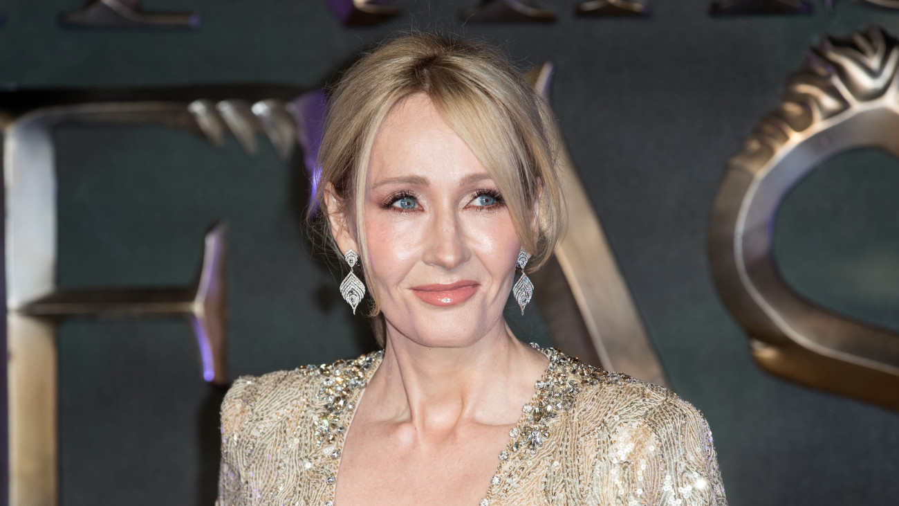 London, 2016. november 16.J. K. Rowling angol írónő, forgatókönyvíró a Legendás állatok és megfigyelésük (Fantastic Beasts And Where To Find Them) című filmjének bemutatóján Londonban 2016. november 15-én. (MTI/EPA/Ha Jung Dzson)