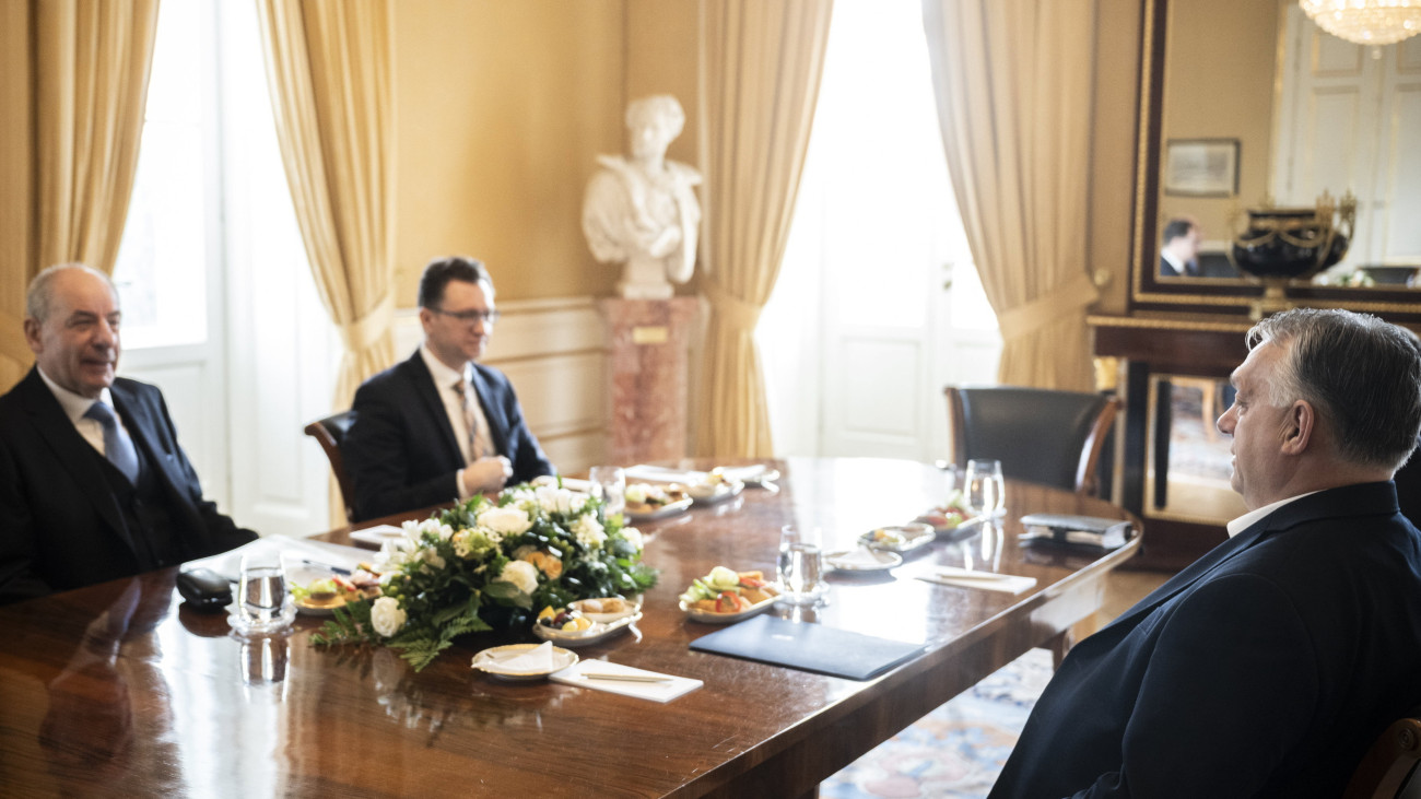 A Miniszterelnöki Sajtóiroda által közreadott képen Orbán Viktor miniszterelnök (j) Sulyok Tamás köztársasági elnökkel (b) egyeztet a Sándor-palotában 2024. március 6-án.
