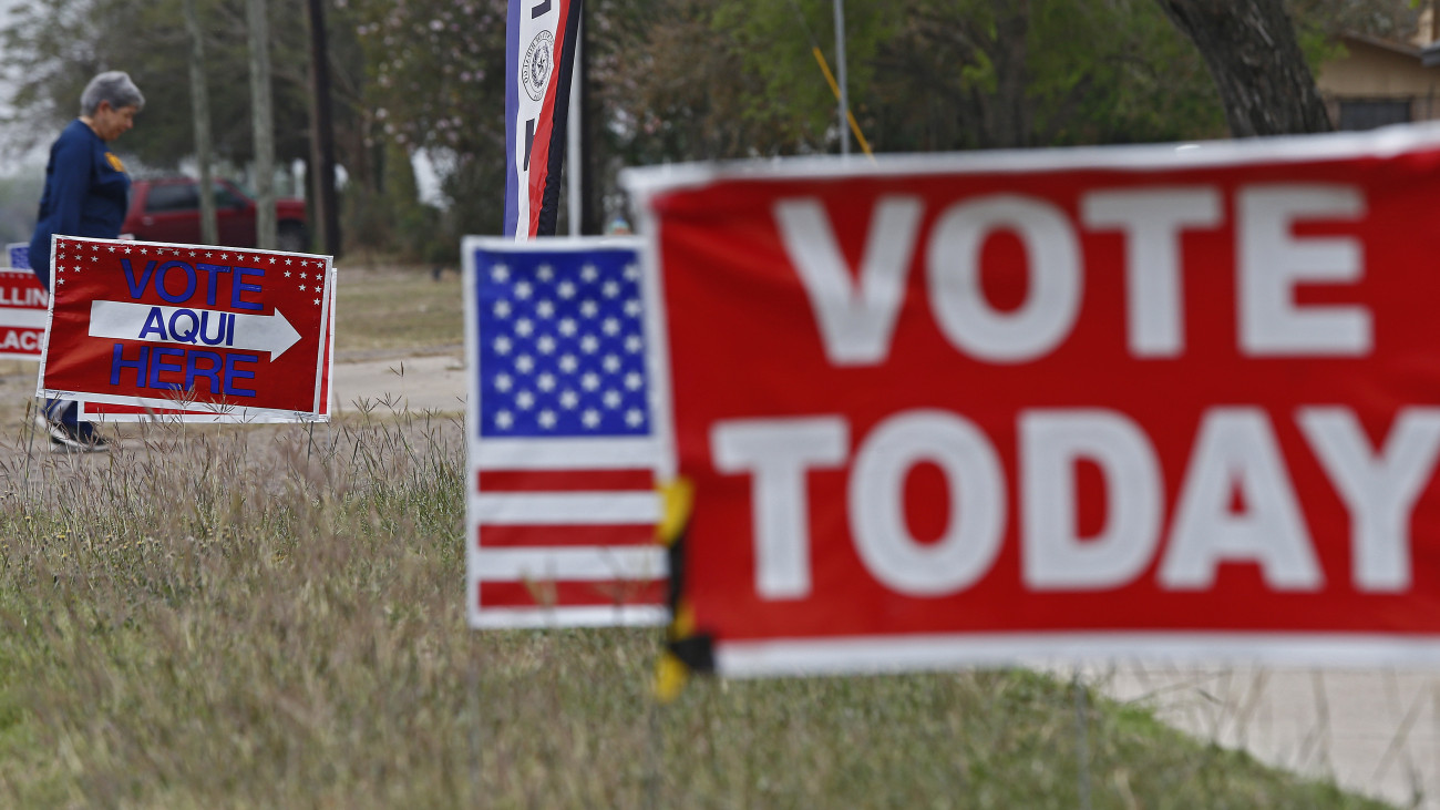 Szavazóhelyiséghez érkezik egy nő a Texas államban tartott előválasztáson Granjenóban 2020. március 3-án, az úgynevezett szuperkedden, amikor tizennégy amerikai államban tartanak előválasztást.