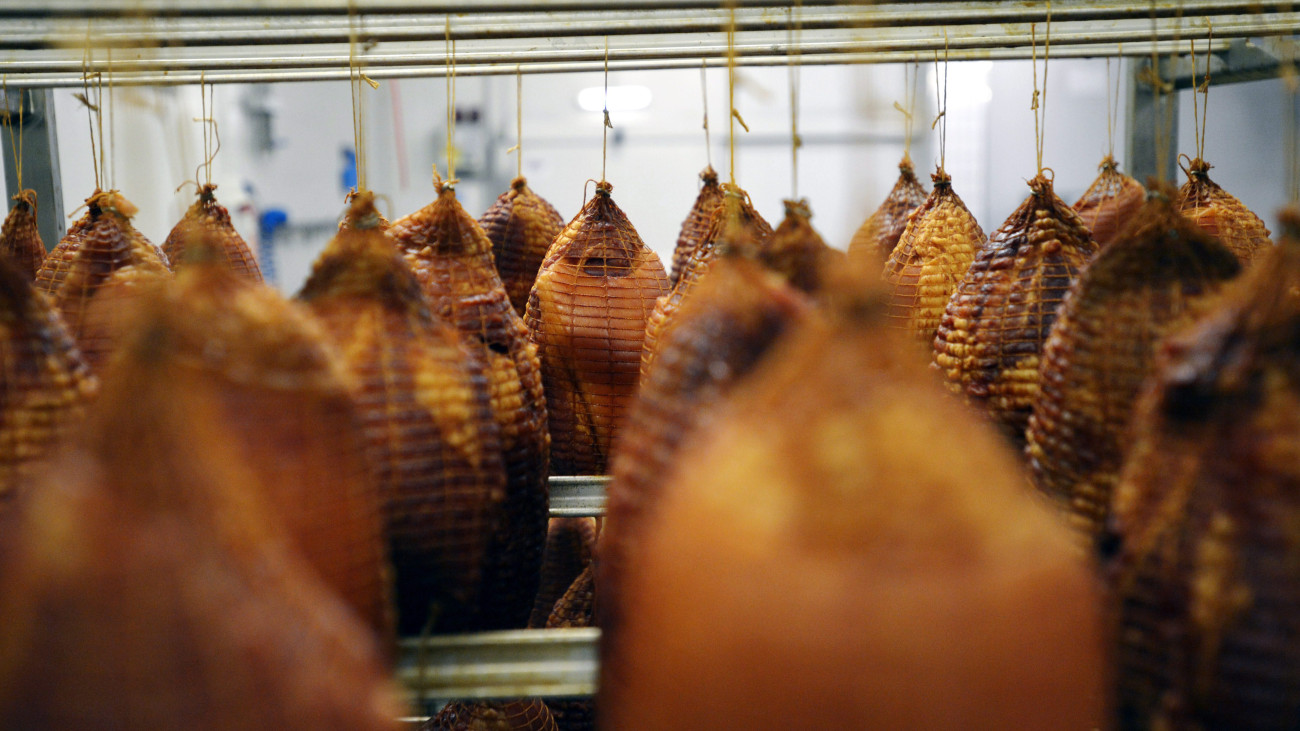 Csomagolásra váró füstölt, kötözött sonkák a SPAR Magyarország Kereskedelmi Kft. bicskei húsfeldolgozó üzemében 2014. április 1-jén.